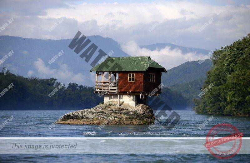 Дом на берегу реки