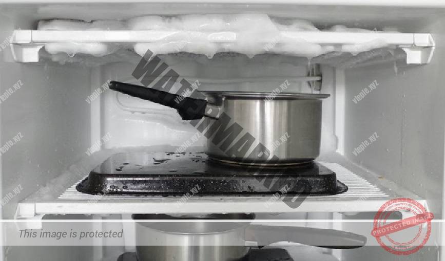 Размораживание холодильника с помощью горячей воды (кипятка)